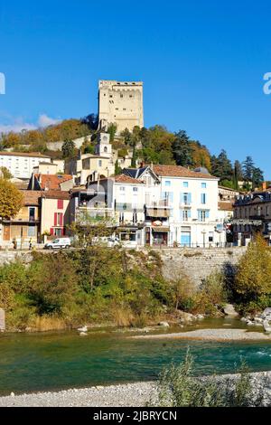 France, Drôme, Crest, ville de Drôme Provençale sur les rives de la Drôme, dominée par la Tour Crest et la chapelle Cordeliers du 16th siècle Banque D'Images