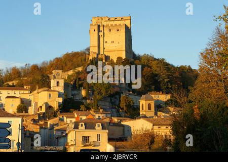 France, Drôme, Crest, ville de Drôme Provençale dominée par la Tour de Crest, le Conjour médiéval et la chapelle Cordeliers du XVIe siècle Banque D'Images