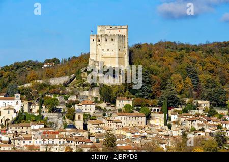 France, Drôme, Crest, ville de Drôme Provençale dominée par la Tour de Crest, le Conjour médiéval et la chapelle Cordeliers du XVIe siècle Banque D'Images