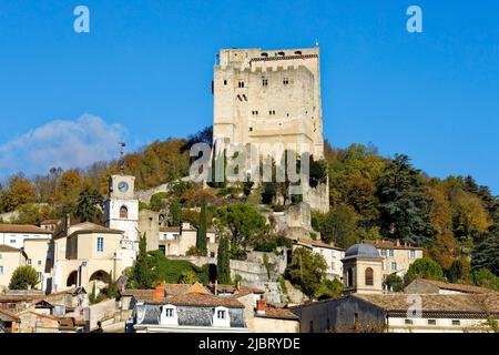 France, Drôme, Crest, ville de Drôme Provençale dominée par la Tour de Crest, le Conjour médiéval et la chapelle Cordeliers du XVIe siècle Banque D'Images