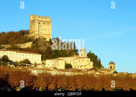 France, Drôme, Crest, ville de Drôme Provençale dominée par la Tour de Crest, le Conjour médiéval et la chapelle Cordeliers du XVIe siècle Banque D'Images