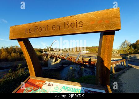 France, Drôme, Crest, ville de Drôme Provençale sur les rives de la Drôme, dominée par la Tour Crest, le Pont en bois Banque D'Images