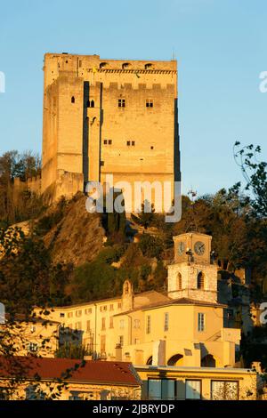 France, Drôme, Crest, ville de Drôme Provençale dominée par la Tour de Crest, le Conjour médiéval et la chapelle Cordeliers du XVIe siècle Banque D'Images