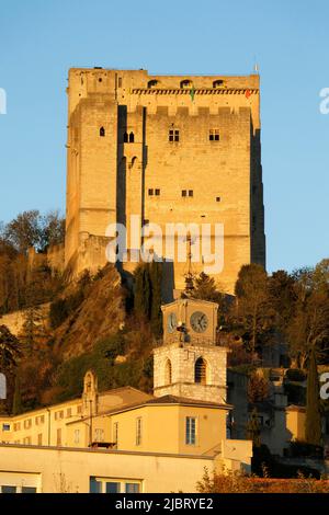 France, Drôme, Crest, ville de Drôme Provençale dominée par la Tour de Crest, le Conjour médiéval et la chapelle Cordeliers du XVIe siècle Banque D'Images