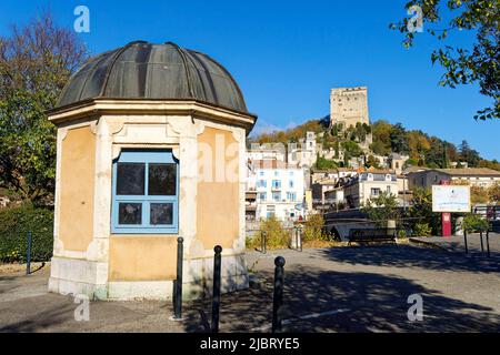 France, Drôme, Crest, ville de Drôme Provençale dominée par la Tour de Crest, le Conjour médiéval et la chapelle Cordeliers du XVIe siècle Banque D'Images