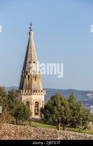 France, Vaucluse, Parc naturel régional du Luberon, Saint-Saturnin-lès-Apt, le clocher octogonal de l'église Saint Etienne possède un carillon de 11 cloches Banque D'Images