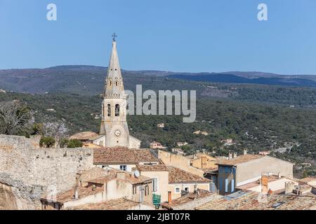 France, Vaucluse, Parc naturel régional du Luberon, Saint-Saturnin-lès-Apt, le clocher octogonal de l'église Saint Etienne possède un carillon de 11 cloches Banque D'Images