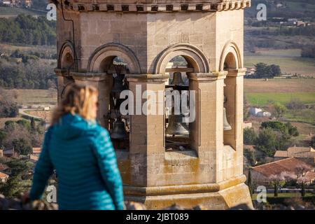 France, Vaucluse, Parc naturel régional du Luberon, Saint-Saturnin-lès-Apt, le clocher octogonal de l'église Saint Etienne possède un carillon de 11 cloches Banque D'Images