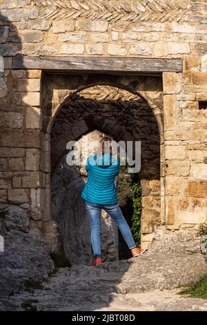 France, Vaucluse, Parc naturel régional du Luberon, Saint-Saturnin-lès-Apt, porte du vieux village Banque D'Images