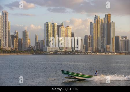 Panama, Panama City, lever de soleil sur la ville moderne Banque D'Images