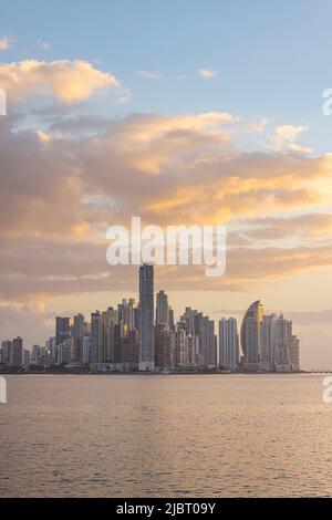 Panama, Panama City, lever du soleil sur la ville moderne et les quartiers de Punta Paitilla et Punta Pacifica Banque D'Images