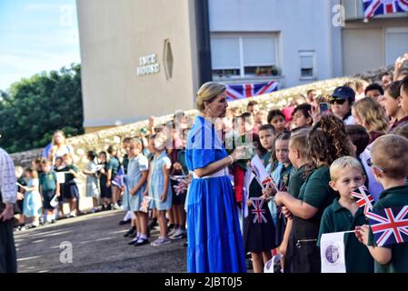 8th juin 2022 :- le comte et la comtesse de Wessexs, le prince Edward et sa femme Sophie ont visité le territoire britannique d'outre-mer de Gibraltar lors d'une visite de deux jours. Au cours de la visite, ils devaient rencontrer des gens de toute la communauté lors d'un programme chargé qui les a vus visiter des quartiers résidentiels d'estats tels que le domaine mauresque du château et plus tard une promenade sur la rue principale. Le couple royal s'était rendu pour la dernière fois à Gibraltar des dizaines d'années auparavant. Banque D'Images