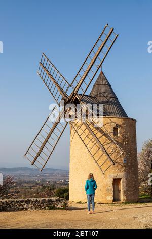 France, Vaucluse, Parc naturel régional du Luberon, Saint-Saturnin-lès-Apt, moulin à vent du 12th siècle Banque D'Images