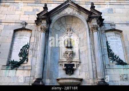 France, Doubs, Besançon, rue du Lycée, Victor Hugo College, Ancien collège jésuite du 16th siècle, fontaine Pasteur Banque D'Images