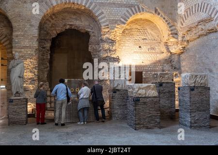 France, Paris, Musée Cluny - Musée National du Moyen Age, salle 1, frigidarium des thermes de Cluny, collections romaines et gaulâtres Banque D'Images