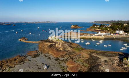 France, Côtes d'Armor, Ploubazlanec, rivière Trieux, Loguivy de la Mer, le port (vue aérienne) Banque D'Images