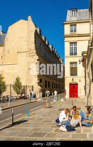 France, Paris, quartier du Marais, jardins de Saint-Paul, vestige de la Tour Montgomery et enceinte de Philippe Auguste Banque D'Images