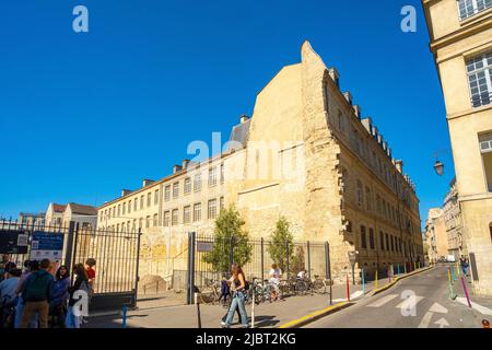 France, Paris, quartier du Marais, jardins de Saint-Paul, vestige de la Tour Montgomery et enceinte de Philippe Auguste Banque D'Images