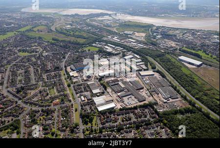 Vue aérienne vers l'estuaire de Mersey à Runcorn du domaine industriel sur Everite Road, Widnes. Sur le côté nord de la A562 Speke Road. Banque D'Images