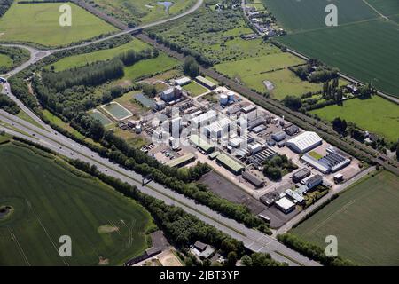 Vue aérienne de Vertellus, un fabricant de produits chimiques, au sud-ouest de la jonction de la A562 Speke Road et de la Knowsley Expressway, Widnes Banque D'Images