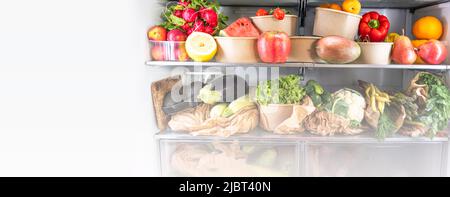 Bannière avec réfrigérateur ouvert plein de fruits frais sains végétariens, légumes, riche en antioxydants, la nourriture vibrante à l'intérieur sur le réfrigérateur. Un esprit sain Banque D'Images