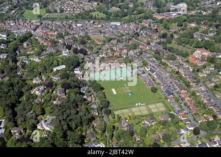 Vue aérienne du village d'Alderley Edge, près de Manchester. Les terrains du club de cricket d'Alderley Edge et du club de tennis sont bien connus. Banque D'Images