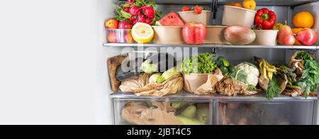 Bannière avec réfrigérateur ouvert plein de fruits frais sains végétariens, légumes, riche en antioxydants, la nourriture vibrante à l'intérieur sur le réfrigérateur. Un esprit sain Banque D'Images