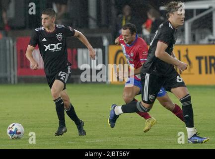 WASHINGTON, DC, Etats-Unis - 07 JUIN 2022 : le milieu de terrain Uni de DC Drew Skundrich (12) et le forward Uni de DC Sam Lehland (60) sur l'attaque lors d'un match de la coupe de la capitale entre D.C United (USA) et Xelaju (GUA) sur 07 juin 2022, à Audi Field, à Washington, DC. (Photo de Tony Quinn-Alay Live News) Banque D'Images