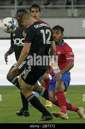 WASHINGTON, DC, Etats-Unis - 07 JUIN 2022 : Drew Skundrich, milieu de terrain de DC United (12), dirige le ballon vers le bas lors d'un match de la coupe de la capitale entre D.C United (USA) et Xelaju (GUA) sur 07 juin 2022, à Audi Field, à Washington, DC. (Photo de Tony Quinn-Alay Live News) Banque D'Images