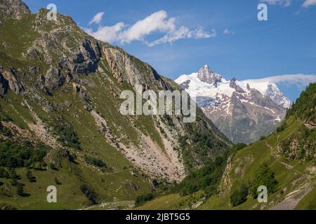 France, Savoie, Bourg-Saint-Maurice, vue depuis la route des grandes Alpes du versant sud du col du Cormet de Roselend sur la vallée de Chapieux et de l'aiguille des Glaciers (3816 m) en arrière-plan Banque D'Images