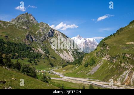 France, Savoie, Bourg-Saint-Maurice, vue depuis la route des grandes Alpes du versant sud du col du Cormet de Roselend sur la vallée de Chapieux et de l'aiguille des Glaciers (3816 m) en arrière-plan Banque D'Images