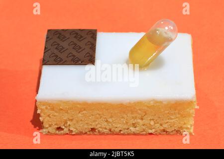 France, Loire Atlantique, Nantes, Nantes gâteau de la maison de Carli (fondée en 1948) qui est une sorte de gâteau de livre doux aux amandes trempées dans le rhum recouvert de glace Banque D'Images