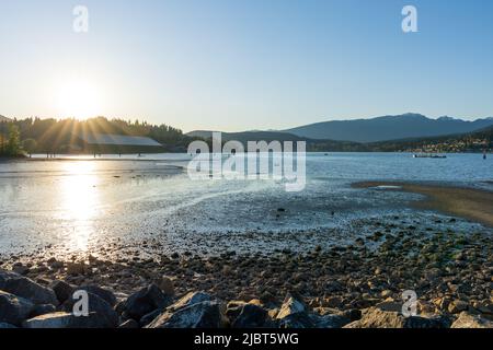 Rive de Burrard Inlet pendant le coucher du soleil. Parc Rocky point. Port Moody, Colombie-Britannique, Canada. Banque D'Images