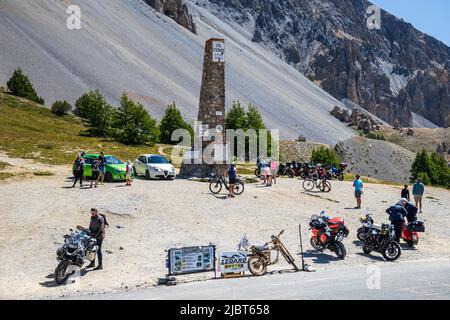 France, Hautes-Alpes, Arvieux, monument commémoratif érigé en 1934 à la mémoire du général Baron Berge et des troupes alpines au Col d'Izoard (2362 m), sur la route des grandes Alpes entre Cervières et Arvieux Banque D'Images