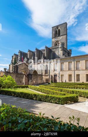 France, Hérault, Lodeve, cathédrale Saint-Fulcran de style gothique méridional (13th et 14th siècles) et jardin de l'ancien palais épiscopal, hôtel de ville actuel Banque D'Images