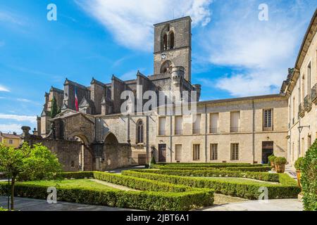 France, Hérault, Lodeve, cathédrale Saint-Fulcran de style gothique méridional (13th et 14th siècles) et jardin de l'ancien palais épiscopal, hôtel de ville actuel Banque D'Images