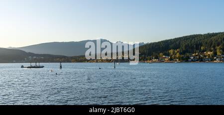 Burrard Inlet au coucher du soleil. Parc Rocky point. Port Moody, Colombie-Britannique, Canada. Banque D'Images