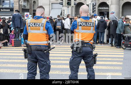 Présence de la police au carnaval dans la ville de Lucerne, en Suisse Banque D'Images