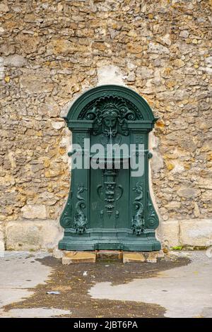 France, Paris, rue Geoffroy Saint Hilaire, la seule fontaine Wallace de Paris penchée contre un mur Banque D'Images