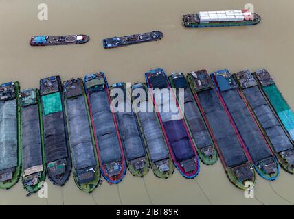 HUAIAN, CHINE - 8 JUIN 2022 - des navires cargo naviguent sur le Grand Canal Beijing-Hangzhou, à Huai 'an, dans la province du Jiangsu, en Chine orientale, au 8 juin 2022. Banque D'Images