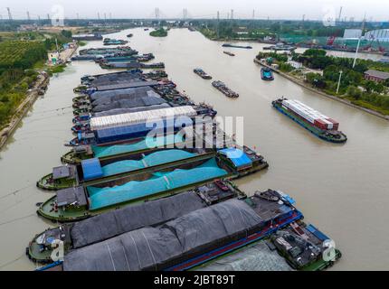 HUAIAN, CHINE - 8 JUIN 2022 - des navires cargo naviguent sur le Grand Canal Beijing-Hangzhou, à Huai 'an, dans la province du Jiangsu, en Chine orientale, au 8 juin 2022. Banque D'Images