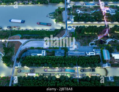 HUAIAN, CHINE - 8 JUIN 2022 - les navires cargo attendent le passage à l'écluse huaiyin du Grand Canal Beijing-Hangzhou, dans la ville de Huaian, dans le Jiangsu P de la Chine orientale Banque D'Images