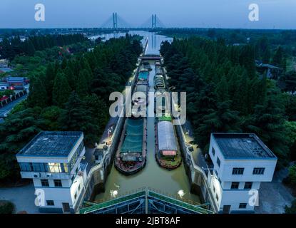 HUAIAN, CHINE - 8 JUIN 2022 - les navires cargo attendent le passage à l'écluse huaiyin du Grand Canal Beijing-Hangzhou, dans la ville de Huaian, dans le Jiangsu P de la Chine orientale Banque D'Images