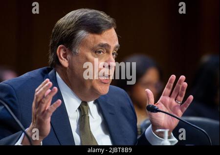 Washington, États-Unis, 07/06/2022, Professeur Jonathan Turley, Professeur Shapiro de droit de l'intérêt public, l'École de droit de l'Université George Washington répond aux questions lors d'une audience du Comité sénatorial sur la magistrature pour examiner la menace terroriste nationale après l'attaque de Buffalo, dans le bâtiment Hart Senate Office à Washington, DC, mardi, 7 juin, 2022. Photo de Rod Lamkey/CNP/ABACAPRESS.COM Banque D'Images