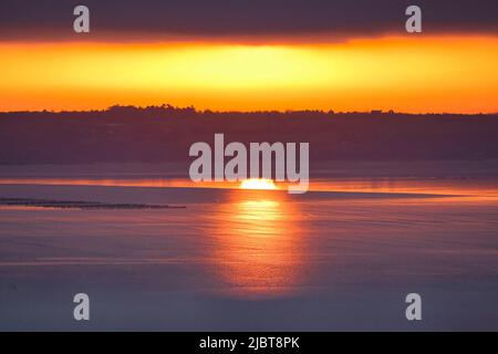 France, Côtes d'Armor, Baie de Saint-Brieuc, Hillion, lever du soleil sur la zone de mytiliculture, mytiliculture dans la baie de Saint-Brieuc selon la méthode des bouchois Banque D'Images