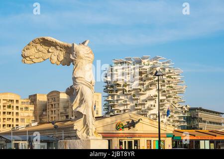 France, Herault, Montpellier, Antigone, quartier conçu par l'architecte catalan Ricardo Bofill en 1978, Esplanade de l'Europe, copie de la victoire aigée de Samothrace et l'Arbre blanc, bâtiment conçu par le japonais Foujimoto et les architectes français Nicolas Laisne et Manal Rachdi en arrière-plan Banque D'Images