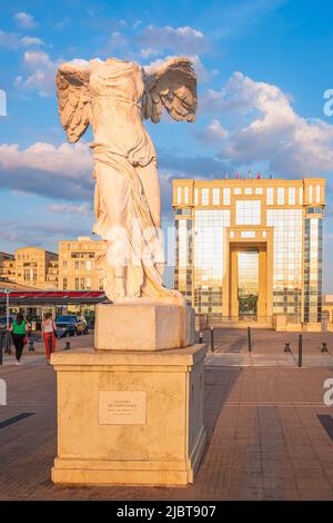 France, Herault, Montpellier, Antigone, quartier conçu par l'architecte catalan Ricardo Bofill en 1978, Esplanade de l'Europe, copie de la victoire aigée de Samothrace et de l'Hôtel de la région Banque D'Images