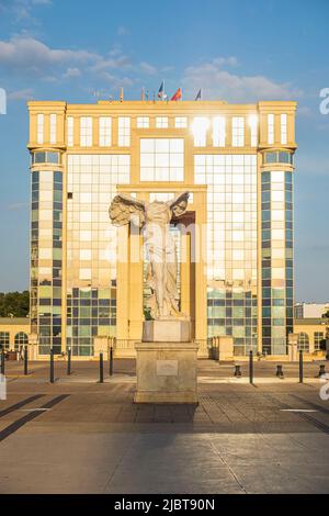 France, Herault, Montpellier, Antigone, quartier conçu par l'architecte catalan Ricardo Bofill en 1978, Esplanade de l'Europe, copie de la victoire aigée de Samothrace et de l'Hôtel de la région Banque D'Images