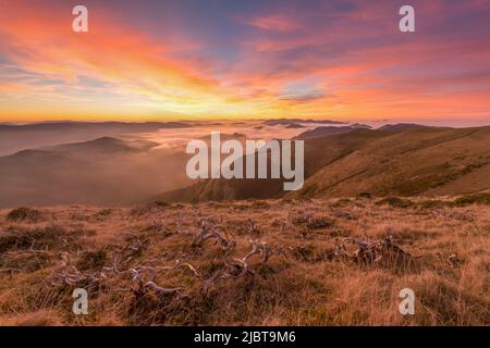 France, Pyrénées Atlantiques, pays Basque, coucher de soleil dans les montagnes à Iraty Banque D'Images