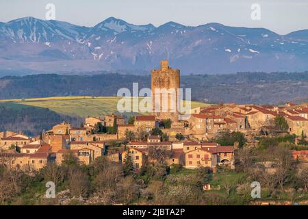 France, Puy de Dome, Montpeyroux, étiqueté Les Plus Beaux Villages de France (Les Plus Beaux Villages de France), dans l'arrière-plan le Massif du Sancy dans le Parc Naturel Régional des Volcans d'Auvergne (Parc Naturel Régional des Volcans d'Auvergne) Banque D'Images